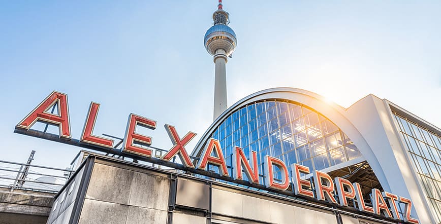 Berlin Alexanderplatz mit S-Bahn Haltestelle und Berliner Fernsehturm
